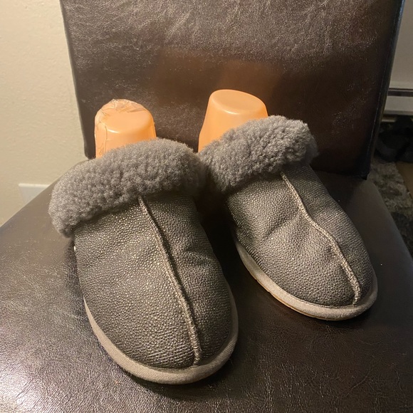 UGG Slippers Size 10 Women’s Gray Silver Fur Sherpa Slides Slippers Size 8 - Picture 3 of 11
